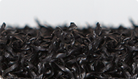 L'échantillon d'une dalle WARCO en gazon artificiel laminé en couleur noir.
