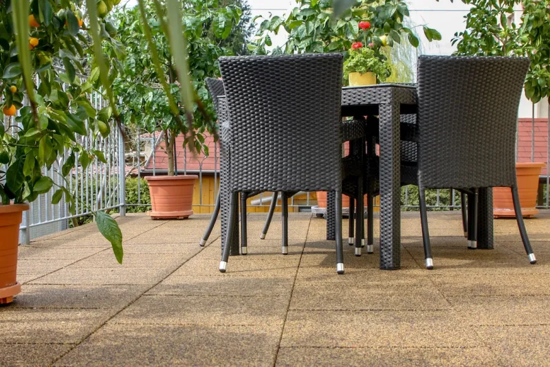 Richtig wohlfühlen und in angenehmer Runde zusammensitzen kann man auf einer mediterran gestalteten und mit Citrusbäumen dekorierten Dachterrasse, die mit Terrassenplatten von WARCO im Farbdesign Rattan Lounge ausgelegt ist.