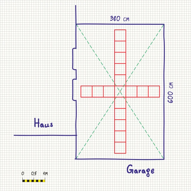 Op grafiekpapier worden de contouren van het terras van een garage met het aangrenzende huis als schets getekend. Op het oppervlak van de garage worden de terrasplaten in de vorm van een kruis gelegd, beginnend in het midden en oplopend naar de zijkanten. De randplaten zijn niet getekend.