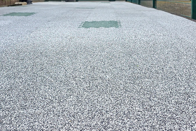 WARCO XT Bodenbelag mit kalibrierten Platten und
optimierter Verzahnung. Die haarfeinen Fugen treten optisch in den Hintergrund, sodass eine nahezu fugenlose Fläche mit besonders ruhigem Flächenbild entsteht.
