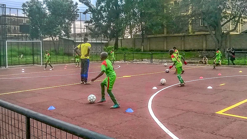 Un terrain de football destiné à la formation professionnelle de jeunes talents au Kenya a été créé à l'aide des dalles de jeu de ballon Pro de WARCO. Les garçons jouent au foot avec beaucoup d'enthousiasme.