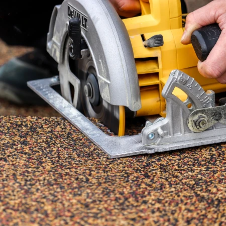 De handcirkelzaag met een geschikt zaagblad, d.w.z. een zaagblad voor rubber of een zaagblad met grove tanden voor hout, is de ideale machine om een valbeveiligingspaneel van rubbergranulaat in twee stukken te zagen.