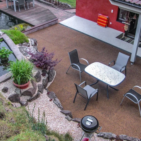 Een idyllische oase van welzijn voor het gezin tussen de heuvel en het huis. Een ruim terras van WARCO tegels en een natuurlijke vijver nodigen uit om te vertoeven. De weelderig begroeide oeverbescherming omlijst de familieoase.
