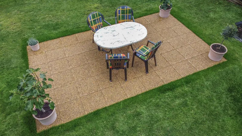 La terrasse de jardin avec des dalles WARCO, installés au niveau de la pelouse, est une alternative intéressante à une terrasse adjacente à la maison.