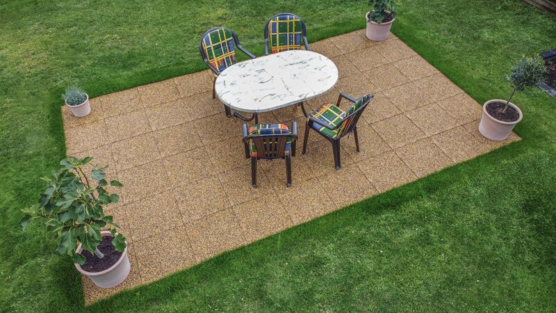 La terrasse de jardin avec des dalles WARCO, installés au niveau de la pelouse, est une alternative intéressante à une terrasse adjacente à la maison.
