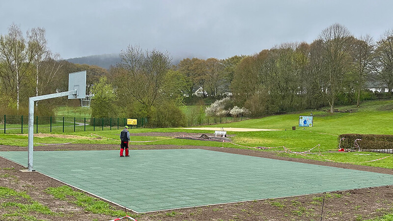 Le nouveau terrain de basket du parc de l’école réalisé avec des dalles de jeu de ballon de WARCO en couleur vert gazon. Le terrain est antidérapant et peut être utilisé à n'importe quel moment de l'année et par n'importe quel temps.