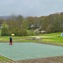 Le nouveau terrain de basket du parc de l’école réalisé avec des dalles de jeu de ballon de WARCO en couleur vert gazon. Le terrain est antidérapant et peut être utilisé à n'importe quel moment de l'année et par n'importe quel temps.