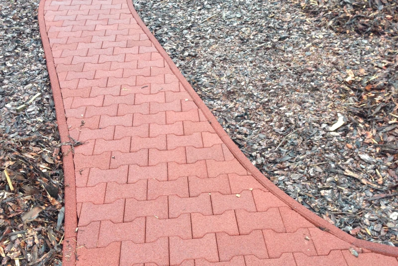 Een betonnen trap naar een verhoogd terras is bekleed met WARCO trapbekleding. Op de laatste trede ontbreken nog drie elementen, maar die zijn al op maat gezaagd en klaar om in de volgende stap te worden vastgelijmd.