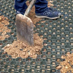 Die eben ausgelegten Rasengitter, Parkplatzgitter oder Kunststoff-Wabengitter werden mit einem Gemisch aus Splitt und Sand sorgfältig aufgefüllt. Die Gitterwaben müssen komplett befüllt werden. Dabei darf das Material nicht zu grobkörnig und nicht zu feinkörnig sein, denn die fertige Fläche soll gut wasserdurchlässig bleiben.