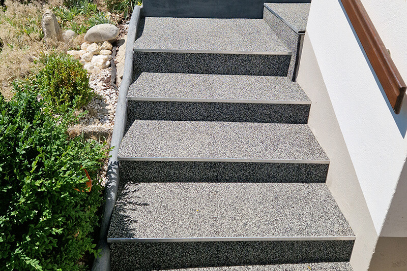 Un escalier extérieur esthétique rénové et recouvert de revêtement antidérapant WARCO en couleur Granit clair.