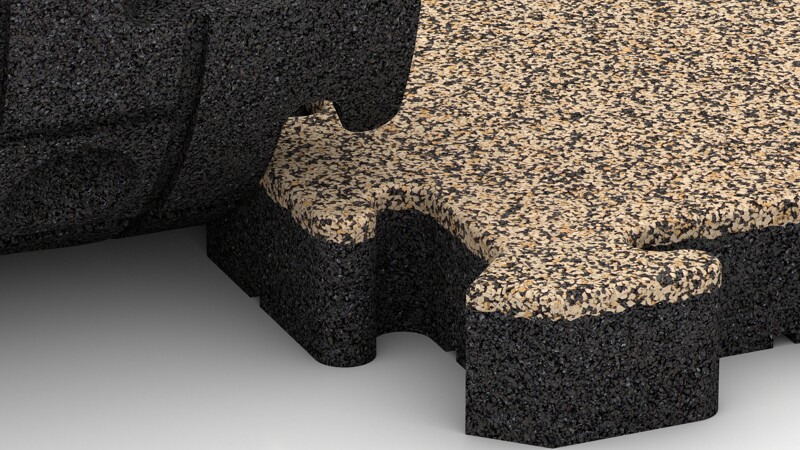 Detail van de 50 mm dikke fitnessvloerbeschermingsmat pro TZ in travertin kleurendesign. Via de decoupeerzaagverbinding aan de rand van de matten voegen de matten zich samen tot een permanent stabiel fitnessvloeroppervlak, bijna zonder zichtbare voegen.