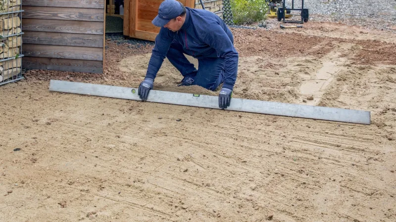 Bevor die WARCO-Platten oder Rasengitter auf eine ungebundene Tagschicht gelegt werden können, muss diese mit Splitt oder einem Gemisch aus Splitt und Sand glatt abgezogen werden.