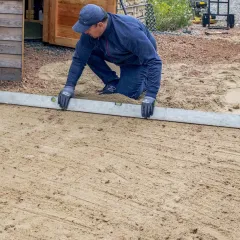 Bevor die WARCO-Platten oder Rasengitter auf eine ungebundene Tagschicht gelegt werden können, muss diese mit Splitt oder einem Gemisch aus Splitt und Sand glatt abgezogen werden.