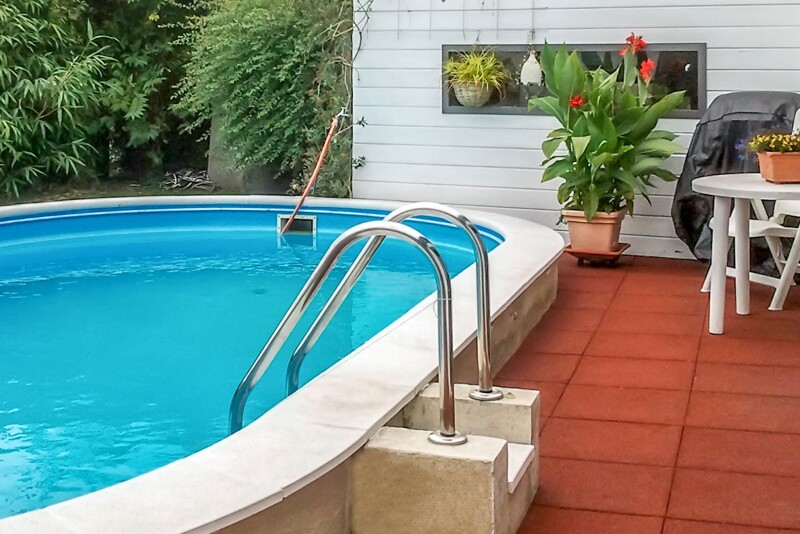Er is een zwembad gebouwd op een klein stuk grond direct naast het huis en het terras. De rode zwembadtegels dienen als vloer voor het terras en als omranding van het zwembad.