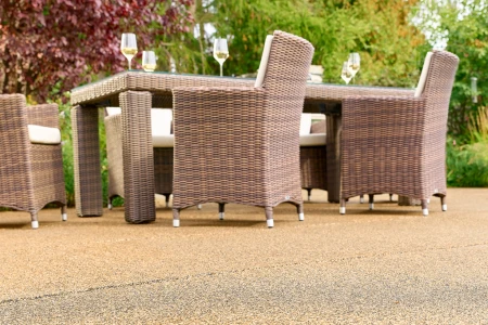 WARCO vloeren voor huis en tuin. Stoelen kunnen prima geplaatst worden op een terras met tegels, punt druk is geen probleem.