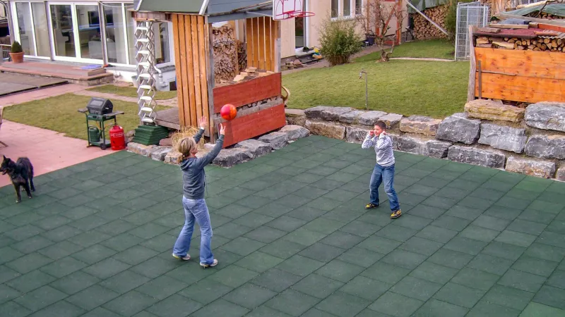 Mit den Ballspielplatten von WARCO kann man ein vielseitig nutzbares Spielfeld anlegen. Unabhängig von der Jahreszeit und der Witterung steht die Fläche für jede sportliche Nutzung offen. Dabei kann genauso gut gebolzt, wie Volleyball, Badminton, Basketball oder Tennis gespielt werden. Das Spielfeld ist immer griffig, sauber und bietet Fallschutz.
