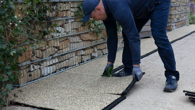 Die WARCO-Platten sind an den Rändern mit einem Verbindungssystem ausgestattet. Dadurch verbinden sich die Platten einfach beim Auslegen miteinander zu einer fest zusammenhängenden Plattenfläche, hier auf einer ungebundenen Tragschicht aus Wabengittern.