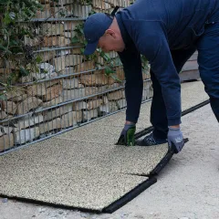 Die WARCO-Platten sind an den Rändern mit einem Verbindungssystem ausgestattet. Dadurch verbinden sich die Platten einfach beim Auslegen miteinander zu einer fest zusammenhängenden Plattenfläche, hier auf einer ungebundenen Tragschicht aus Wabengittern.
