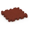 Fallschutz-Puzzlematte von WARCO im Farbdesign Ziegelrot mit den Abmessungen 50 x 50 x 5 cm | 0,25 m². Produktfoto von Artikel 6306 in der Aufsicht von schräg vorne.