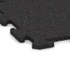 Detailaufnahme der Randausprägung von WARCO-Produkt 6102, Indoor-Klickfliese, Format 500 x 500 x 18 mm, Farbe Anthrazit.
