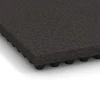 La vue détaillée sur les bords du produit WARCO 3643, Tapis d’écurie de luxe, au format 100 × 50 × 5,5 cm, en couleur Anthracite.