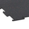 La vue détaillée sur les bords du produit WARCO 6450, Sol de Fitness Compact, au format 100 × 100 × 0,8 cm, en couleur Rouge doux moucheté.