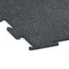 Detailaufnahme der Randausprägung von WARCO-Produkt 6451, Fitnessvloer Compact, Format 100 × 100 × 0,8 cm, Farbe Licht blauw gespikkeld.