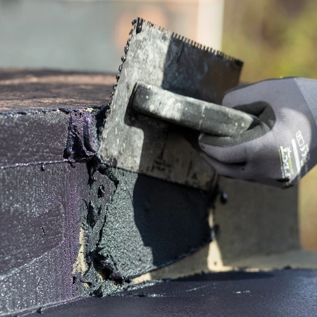 La vue détaillée sur les bords du produit WARCO 0026, ALLESDICHT – Étanchéité, au format 25 kg | 7,6 m², en couleur Gris.
