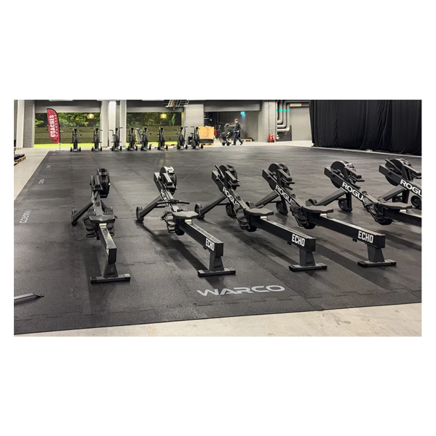 Detailaufnahme der Randausprägung von WARCO-Produkt 6191, Mietboden Fitness Performance Elite, Format 15 × 20 m | 300 m², Farbe Anthrazit.