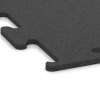 Detailaufnahme der Randausprägung von WARCO-Produkt 3747, Fitness Performance Elite Trainingsboden, Format 100 x 100 x 1,5 cm | 1,00 m², Farbe Anthrazit.
