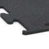 Detailaufnahme der Randausprägung von WARCO-Produkt 3769, Fitness Performance Elite Trainingsvloer, Format 50 x 50 x 1,5 cm | 0,25 m², Farbe Licht Rood Gespikkeld.