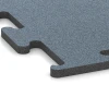 Detailaufnahme der Randausprägung von WARCO-Produkt 6168, Fitness Performance Elite Trainingsboden, Format 50 x 50 x 2 cm | 0,25 m², Farbe Altsilber.