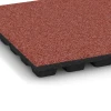 Detailaufnahme der Randausprägung von WARCO-Produkt 6136, Rubberen speelplaatstegel – 170 cm, Format 50 x 50 x 4,8 cm, Farbe Tomatenrood.