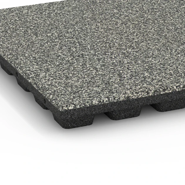 Detailaufnahme der Randausprägung von WARCO-Produkt 6432, Fallschutzplatte – 160 cm, Format 50 x 50 x 4,8 cm, Farbe Grauer Granit.
