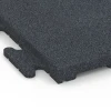 Detailaufnahme der Randausprägung von WARCO-Produkt 7055, Rubber terrastegel Linea, Format 50 x 50 x 3 cm | 0,25 m², Farbe Leisteengrijs.