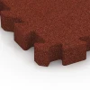 La vue détaillée sur les bords du produit WARCO 6310, Dalle amortissante à emboîtement puzzle, au format 50 x 50 x 6 cm | 0,25 m², en couleur Rouge brique.