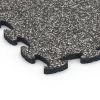 La vue détaillée sur les bords du produit WARCO 6823, Fitness Active dalle, au format 44,6 x 44,6 x 1,8 cm, en couleur Granit gris foncé.