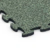 La vue détaillée sur les bords du produit WARCO 6861, Dalle Fitness Max, au format 44,6 x 44,6 x 1,8 cm, en couleur Gazon anglais.