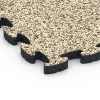 Detailaufnahme der Randausprägung von WARCO-Produkt 6937, Valdempende puzzeltegel, Format 44,6 x 44,6 × 2,8 cm, Farbe Travertin.