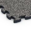 Detailaufnahme der Randausprägung von WARCO-Produkt 6877, Fitness Max Floor System, Format 44,6 x 44,6 × 2,8 cm, Farbe Dunkelgrauer Granit.