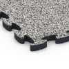 Detailaufnahme der Randausprägung von WARCO-Produkt 6878, Fitness Max vloersysteem, Format 44,6 x 44,6 × 2,8 cm, Farbe Grijs graniet.