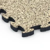 Detailaufnahme der Randausprägung von WARCO-Produkt 6883, Fitness Max vloersysteem, Format 44,6 x 44,6 × 2,8 cm, Farbe Travertin.