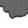 Detailaufnahme der Randausprägung von WARCO-Produkt 6850, Fitness Active vloertegel, Format 97,1 x 97,1 x 2,8 cm, Farbe Donkergrijs graniet.
