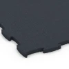 Detailaufnahme der Randausprägung von WARCO-Produkt 6969, Fitness Premium studiovloer, Format 99 x 99 x 2,8 cm, Farbe Antraciet.