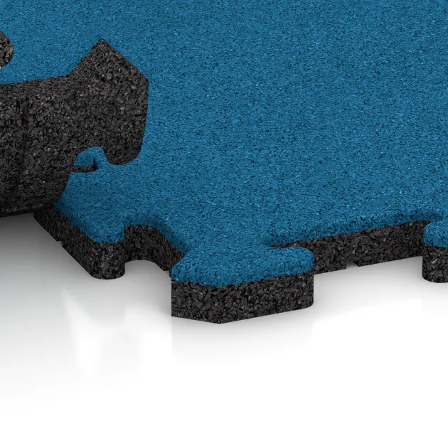 Le gros plan sur le système de connexion des revêtements de sol WARCO 5296 - Dalle plage de piscine en couleur Bleu ciel. Les dimensions 500 x 500 x 30 mm.