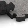 Großaufnahme vom Verbindungssystem von WARCO-Boden 4563 - Rubber sportvloer HD im Farbdesign Grijs Melange. Abmessungen 500 x 500 x 50 mm.