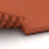 Großaufnahme vom Verbindungssystem von WARCO-Boden 3644 - Luxe stalmat im Farbdesign Baksteenrood. Abmessungen 100 × 50 × 5,5 cm.