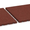 Le gros plan sur le système de connexion des revêtements de sol WARCO 0533 - Carrelage extérieur en couleur Rouge brique. Les dimensions 50 × 50 × 2,5 cm.