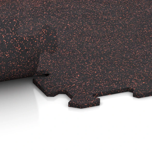 Le gros plan sur le système de connexion des revêtements de sol WARCO 1049 - Sol de Fitness Compact en couleur Rouge doux moucheté. Les dimensions 970 x 970 x 8 mm | 0,94 m.