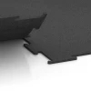 Großaufnahme vom Verbindungssystem von WARCO-Boden 6449 - Fitnessboden Kompakt im Farbdesign Anthrazit. Abmessungen 100 × 100 × 0,8 cm.